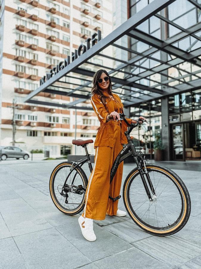 LK Design Hotel Florianópolis Exterior foto A woman wearing a jumpsuit