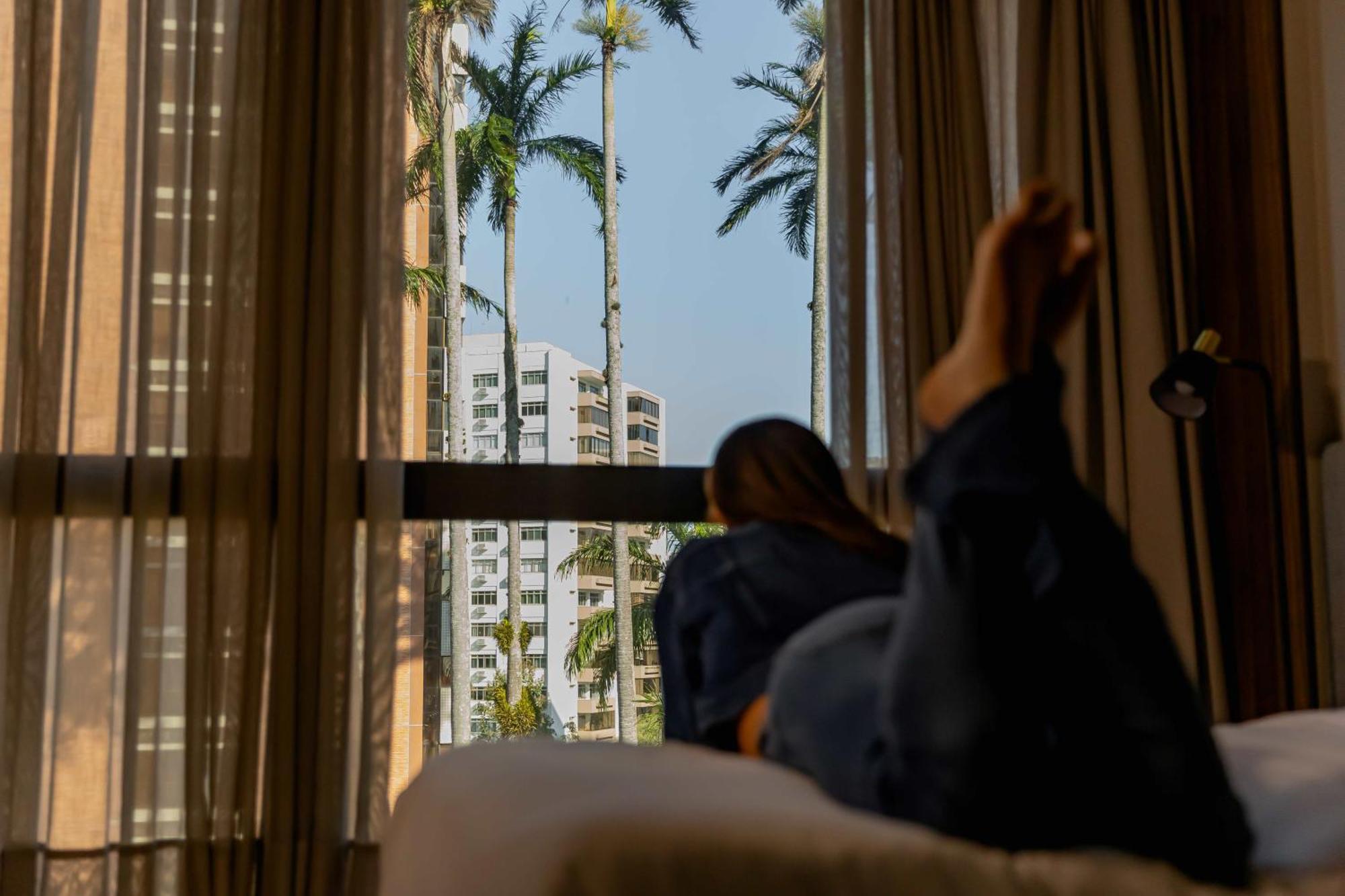LK Design Hotel Florianópolis Exterior foto A woman relaxing in a hotel room