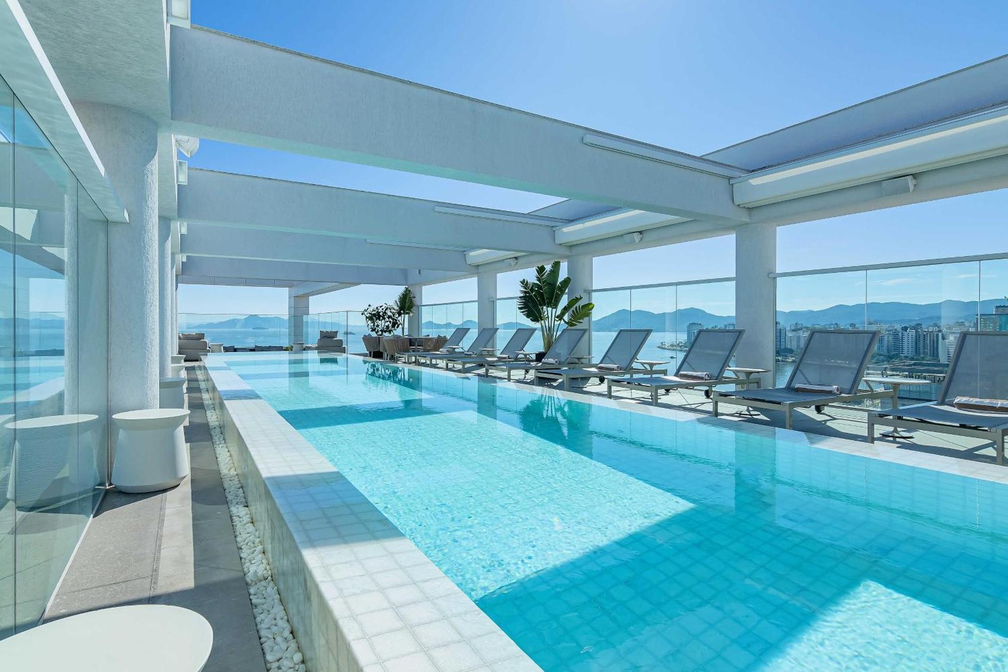 LK Design Hotel Florianópolis Exterior foto The rooftop pool at the hotel