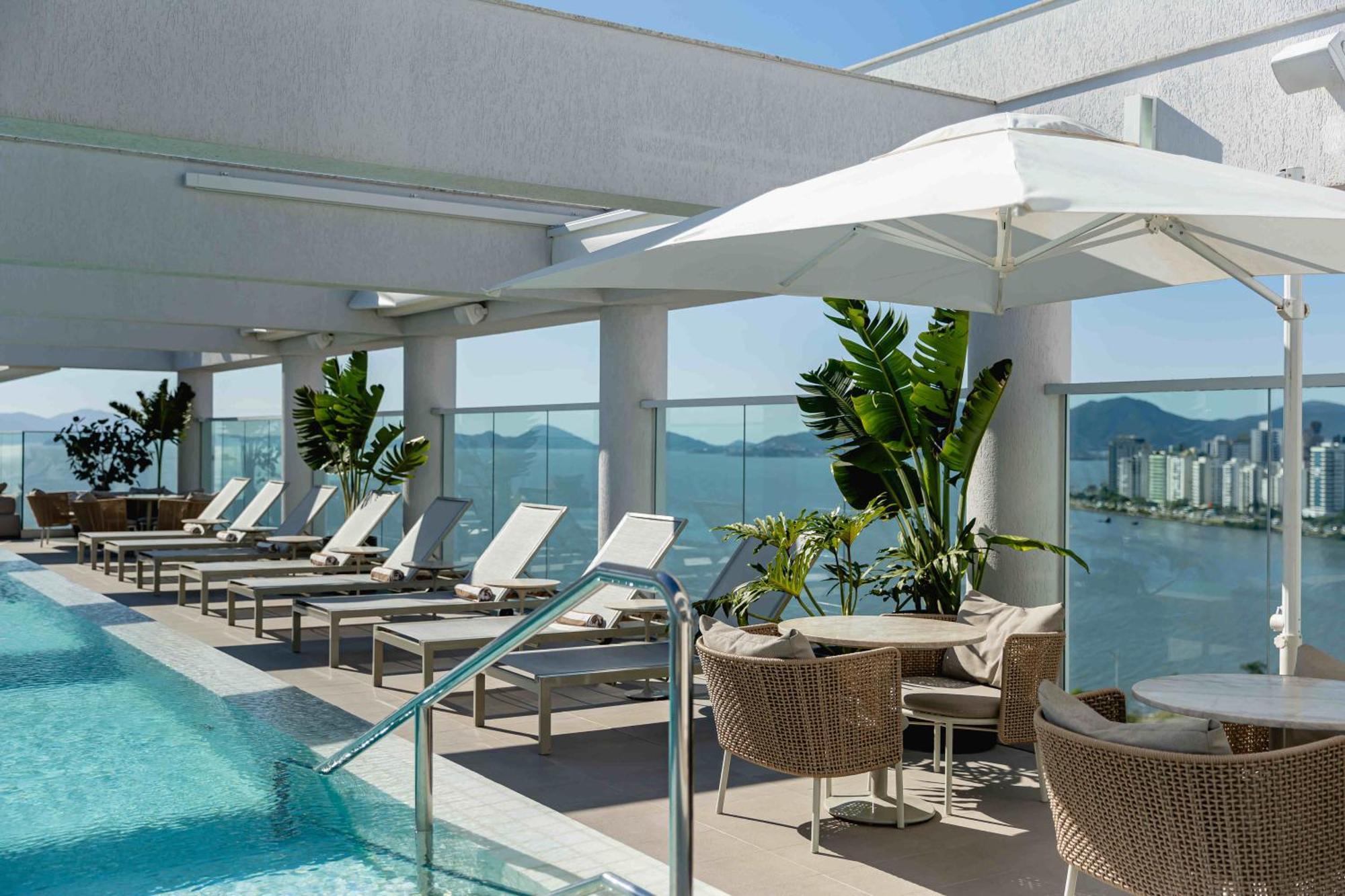 LK Design Hotel Florianópolis Exterior foto The pool at the hotel