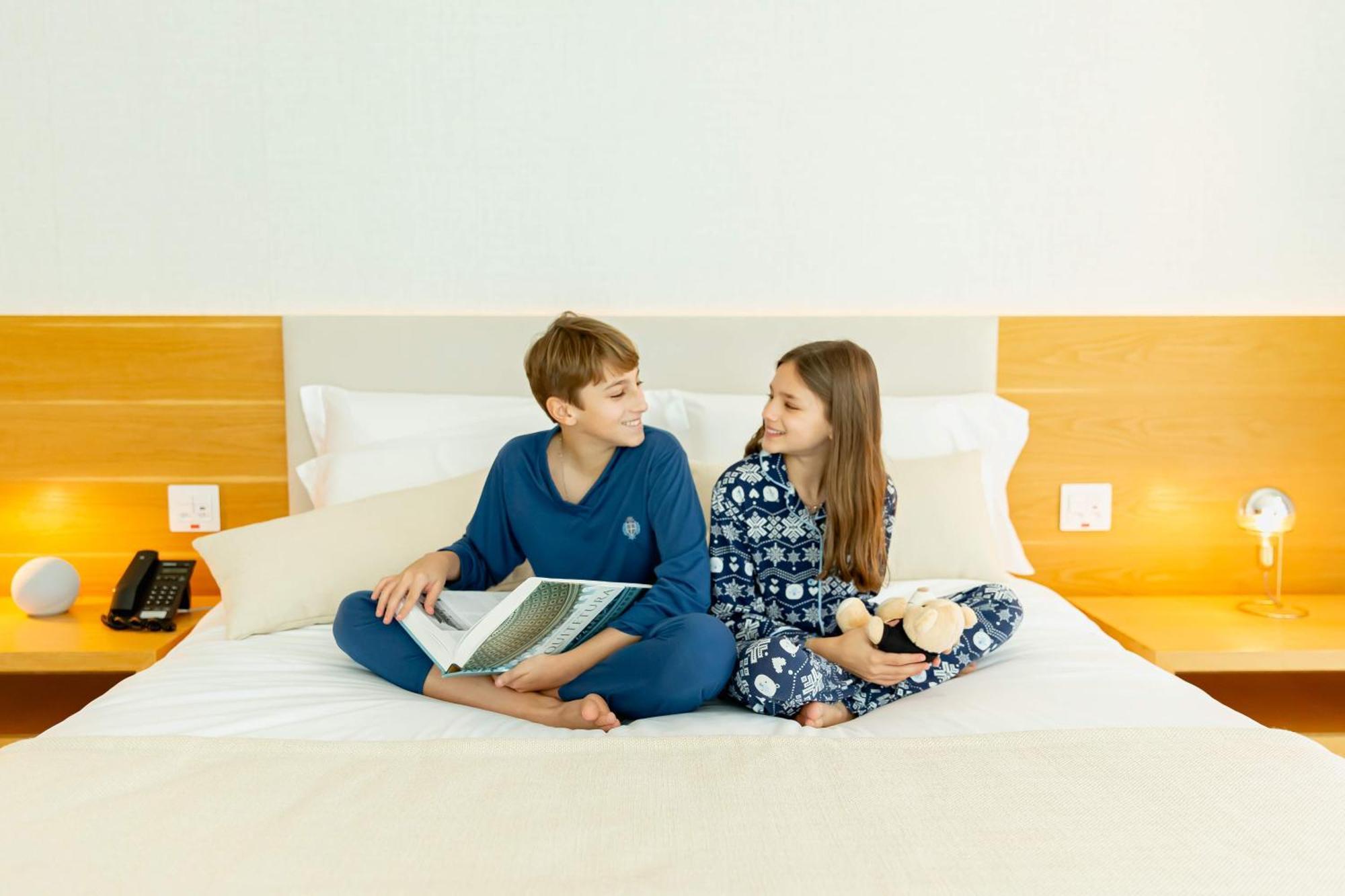 LK Design Hotel Florianópolis Exterior foto Two children wearing pajamas